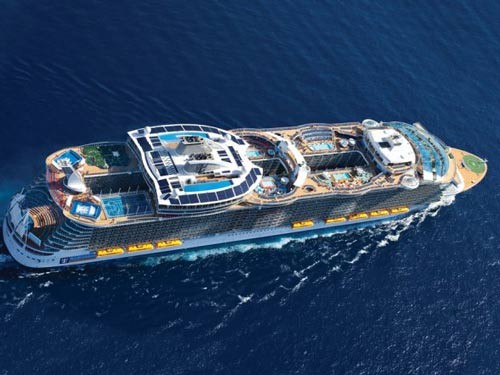 Oasis of the seas Người ta từng so sánh rằng nếu bạn để cả tháp Eiffel của Pháp lên con tàu này, bạn vẫn có thể đi bộ dạo quanh ngọn tháp. Con tàu này có thể chở đến khoảng 6.000 du khách, chưa kể thủy thủ đoàn và nhân viên phục vụ. Giá trung bình một hành khách trong chuyến du hành 7 ngày từ Florida tới Caribe là 9.830 USD.